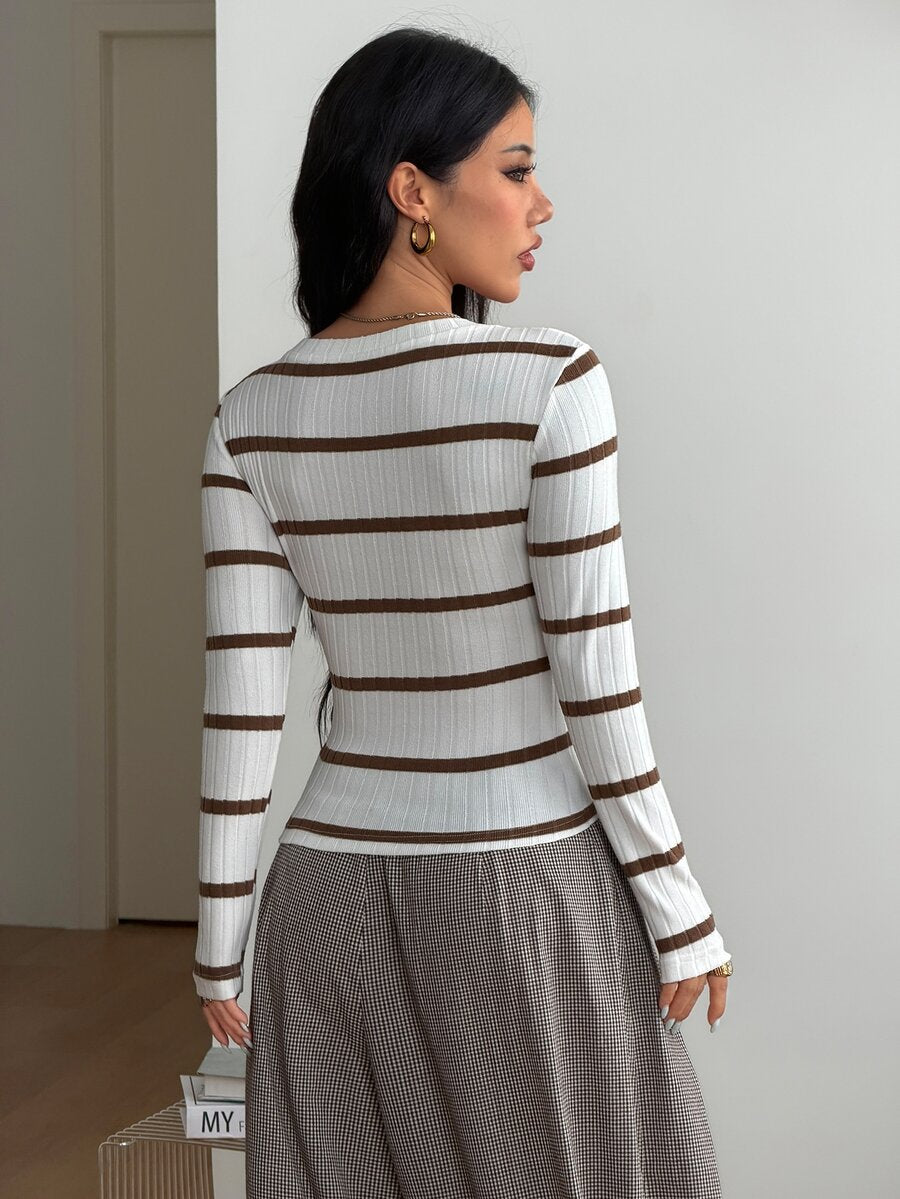 Women's slim fit long sleeve V-neck t-shirt with ruched bustier details in knitted stretch fabric