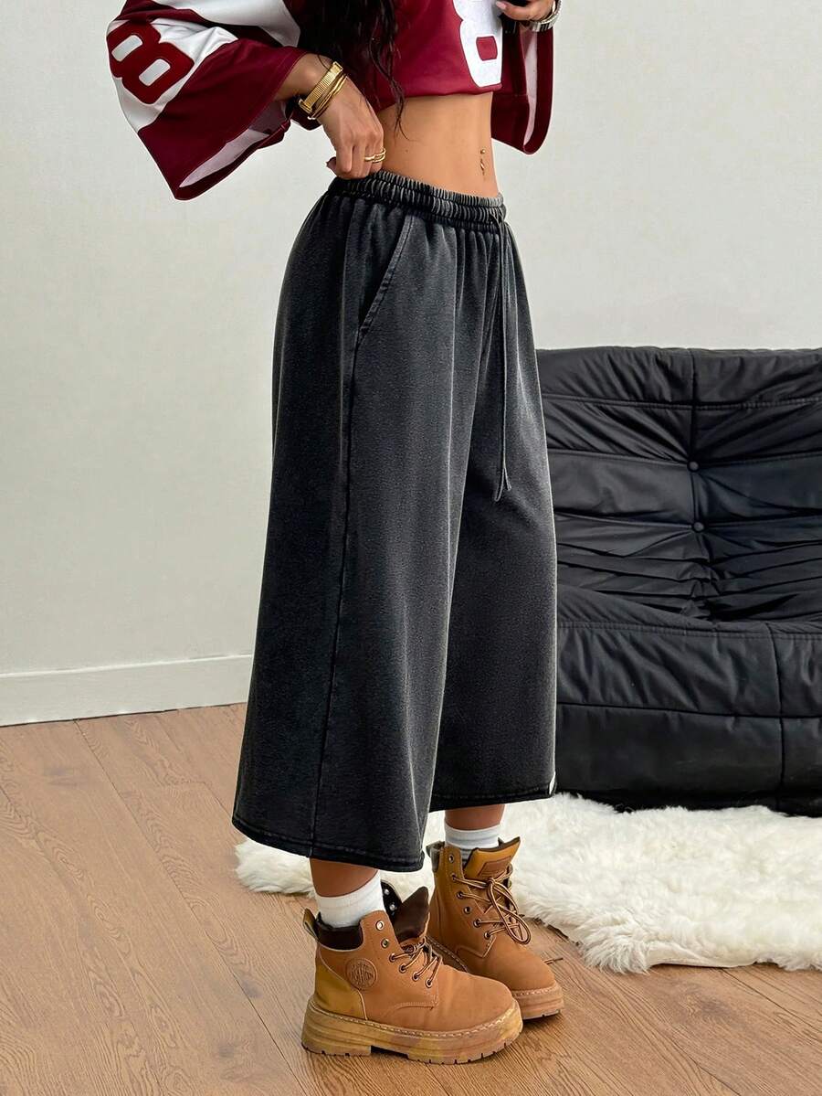 Casual loose fit Bermuda shorts with an elastic drawstring waistband and pockets in a soft cotton blend fabric.