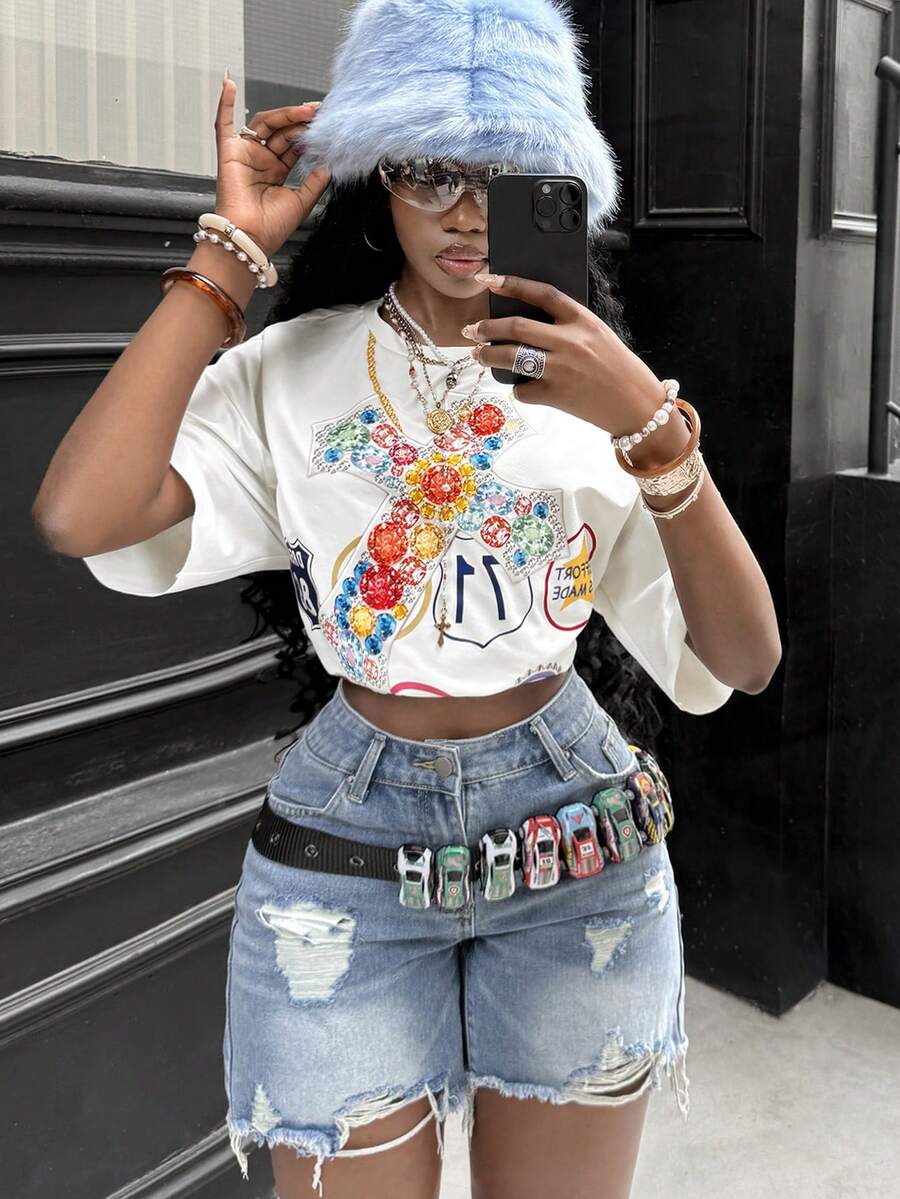 Front view of a women's black oversized crop t-shirt with pink lips graphic, round neckline, and short drop-shoulder sleeves.