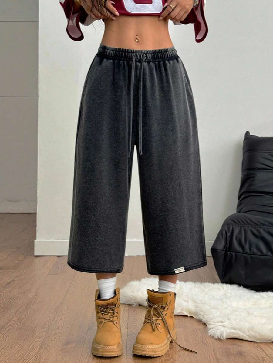 Casual loose fit Bermuda shorts with an elastic drawstring waistband and pockets in a soft cotton blend fabric.