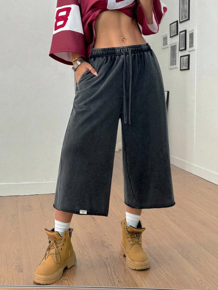 Casual loose fit Bermuda shorts with an elastic drawstring waistband and pockets in a soft cotton blend fabric.