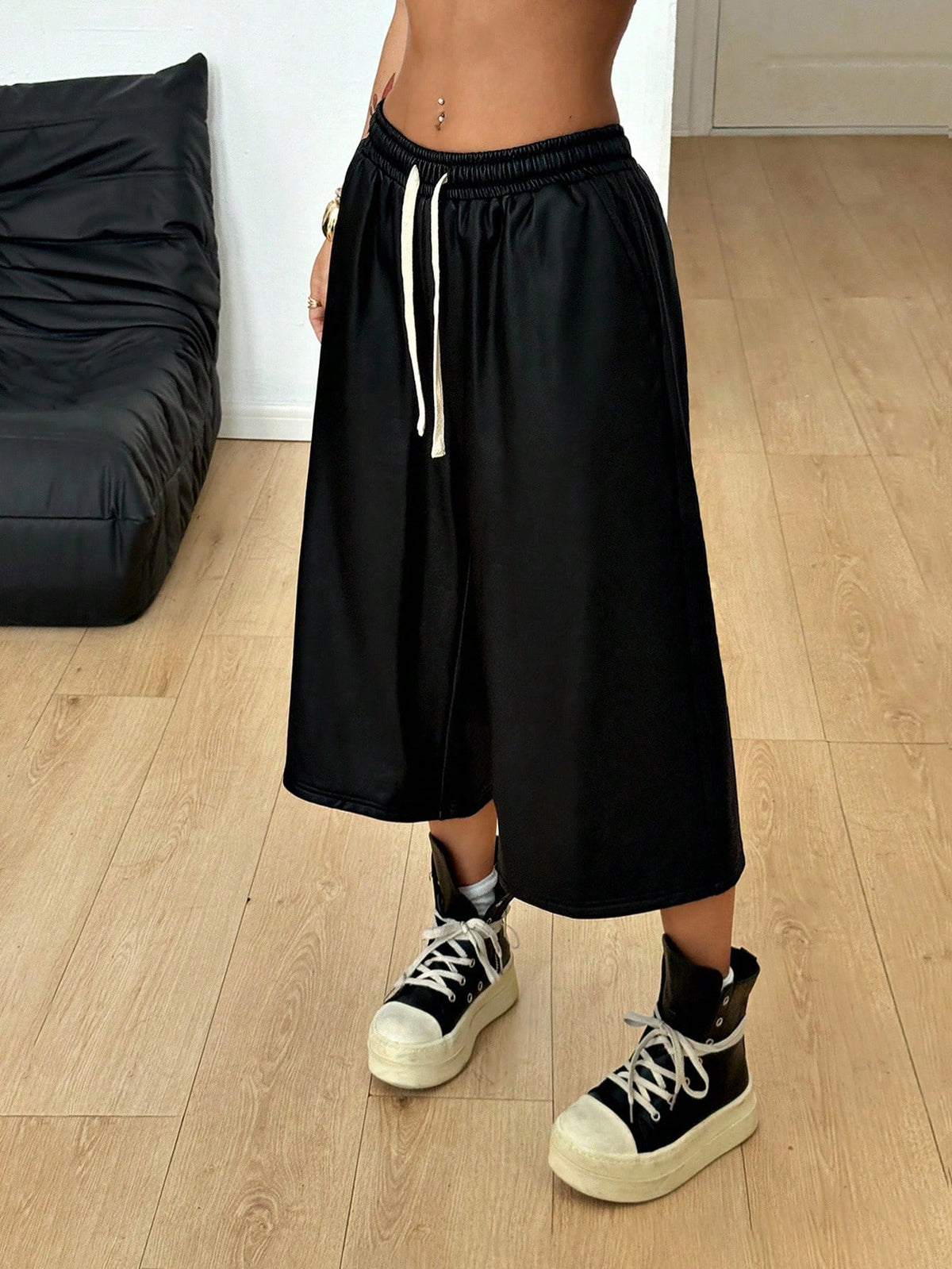 Casual loose fit Bermuda shorts with an elastic drawstring waistband and pockets in a soft cotton blend fabric.