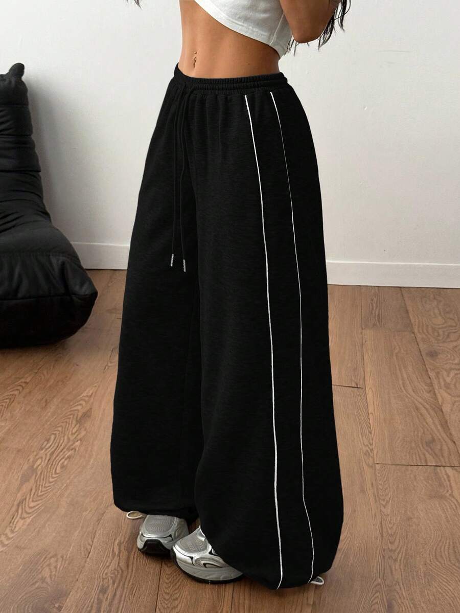 Women's wide leg trousers with a tree branch graphic pattern, loose fit, and mid-rise waist in woven fabric.