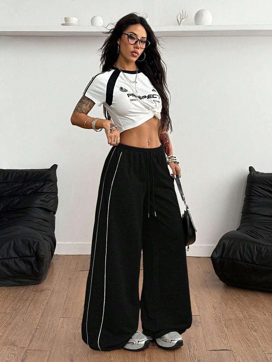 Women's wide leg trousers with a tree branch graphic pattern, loose fit, and mid-rise waist in woven fabric.