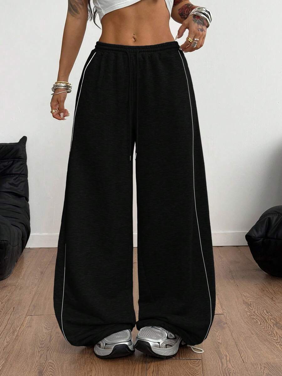 Women's wide leg trousers with a tree branch graphic pattern, loose fit, and mid-rise waist in woven fabric.