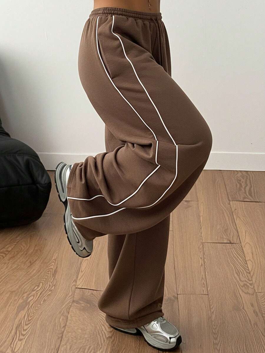 Women's wide leg trousers with a tree branch graphic pattern, loose fit, and mid-rise waist in woven fabric.