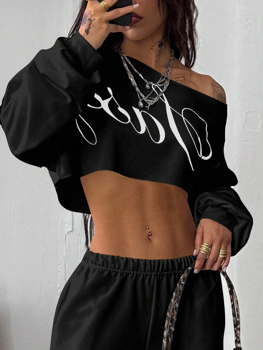 Women's plain oversized boat neck sweatshirt with long raglan sleeves in a relaxed pullover fit.