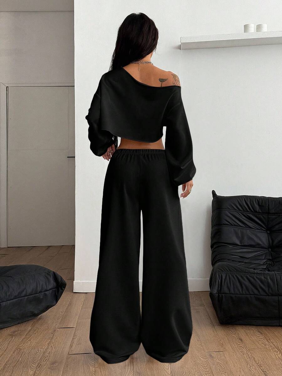 Women's plain oversized boat neck sweatshirt with long raglan sleeves in a relaxed pullover fit.