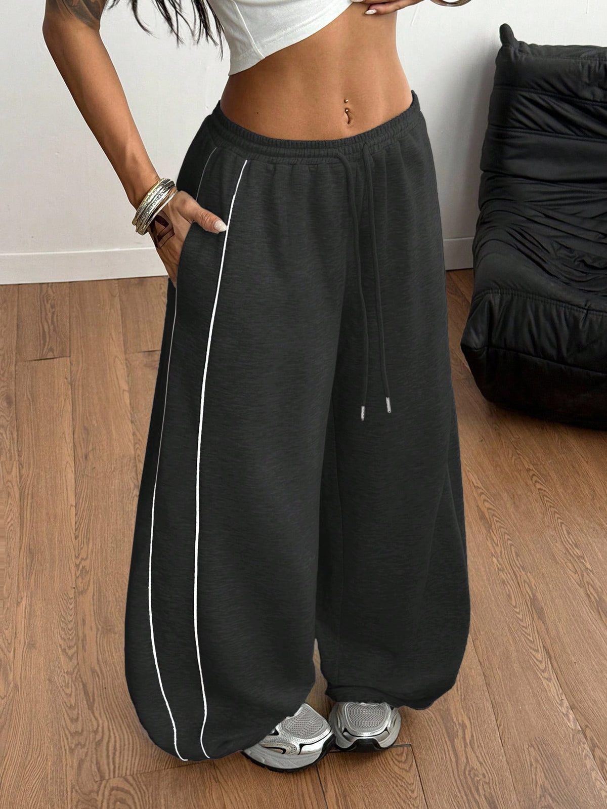 Women's wide leg trousers with a tree branch graphic pattern, loose fit, and mid-rise waist in woven fabric.