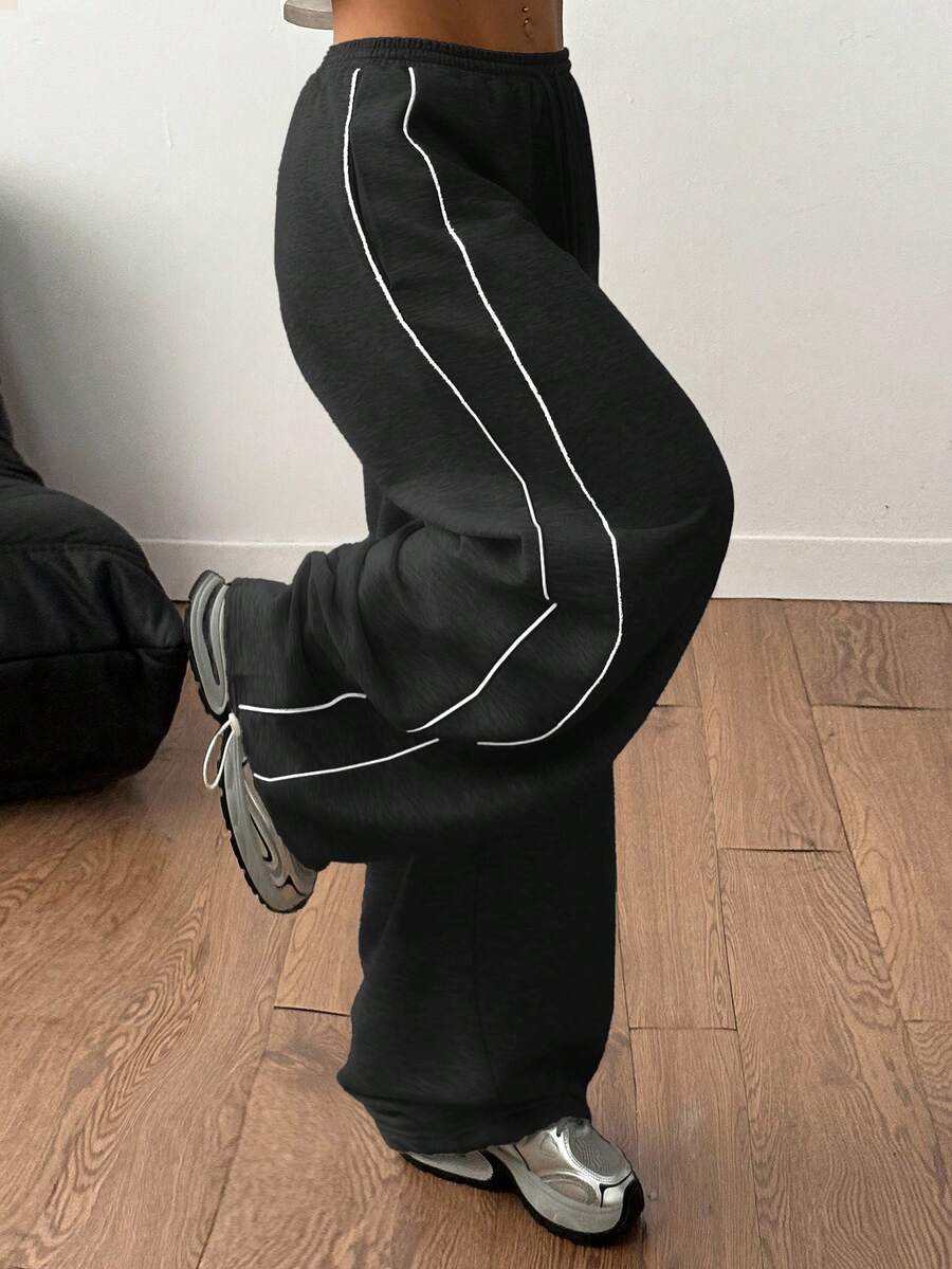 Women's wide leg trousers with a tree branch graphic pattern, loose fit, and mid-rise waist in woven fabric.