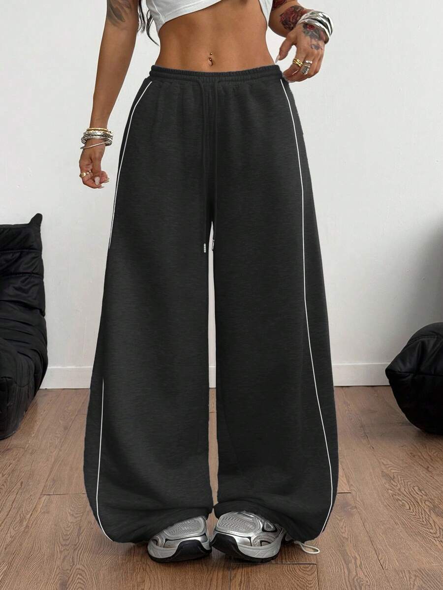 Women's wide leg trousers with a tree branch graphic pattern, loose fit, and mid-rise waist in woven fabric.