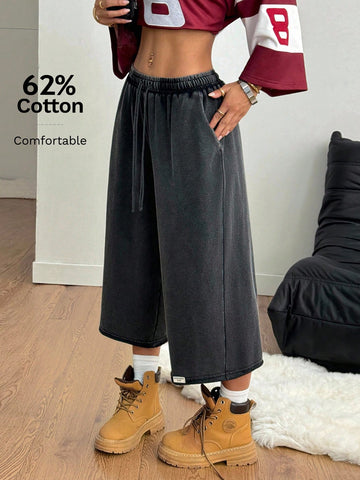 Casual loose fit Bermuda shorts with an elastic drawstring waistband and pockets in a soft cotton blend fabric.