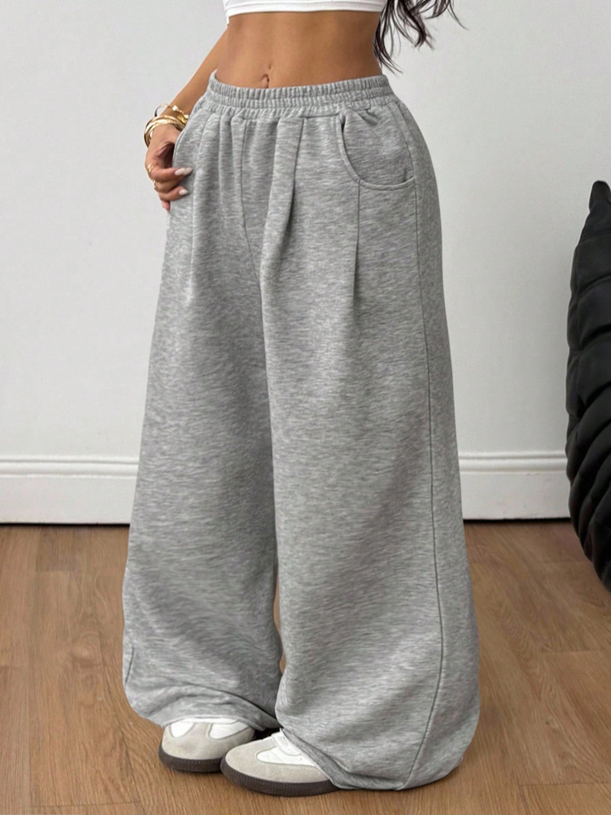 Women's loose wide leg casual sweatpants with an elastic waistband and side pockets
