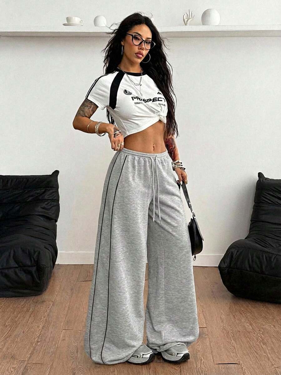 Women's wide leg trousers with a tree branch graphic pattern, loose fit, and mid-rise waist in woven fabric.