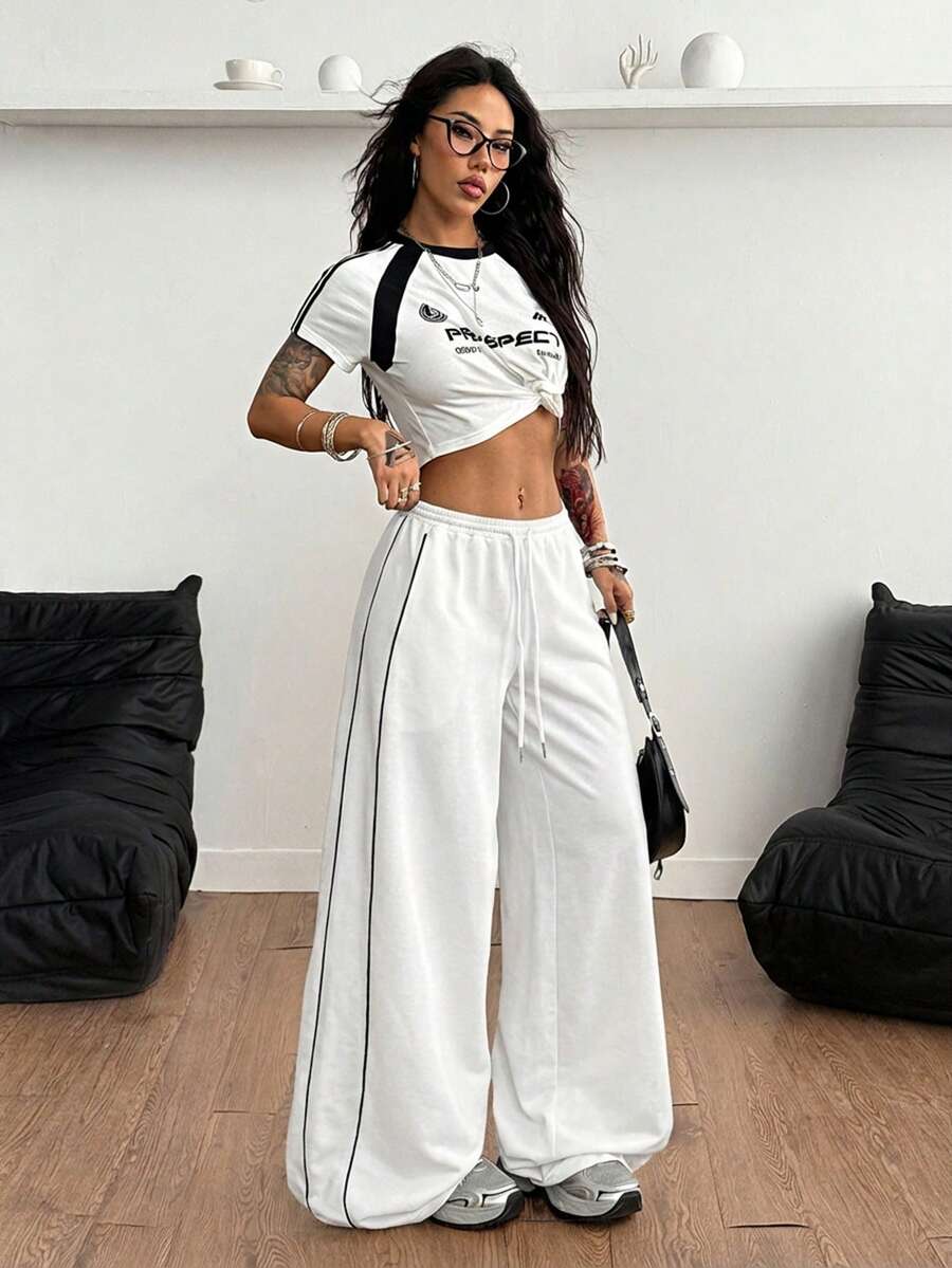Women's wide leg trousers with a tree branch graphic pattern, loose fit, and mid-rise waist in woven fabric.