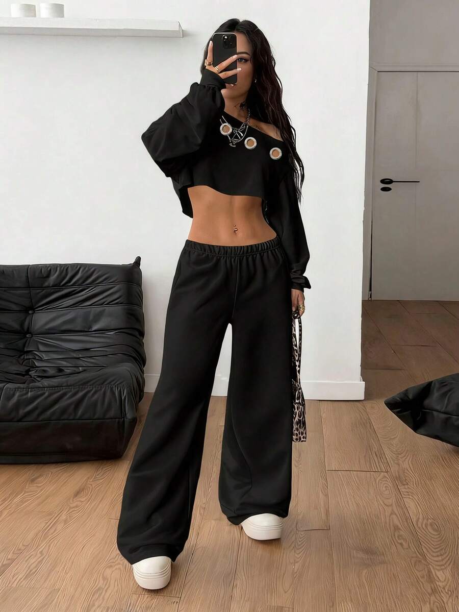 Women's plain oversized boat neck sweatshirt with long raglan sleeves in a relaxed pullover fit.