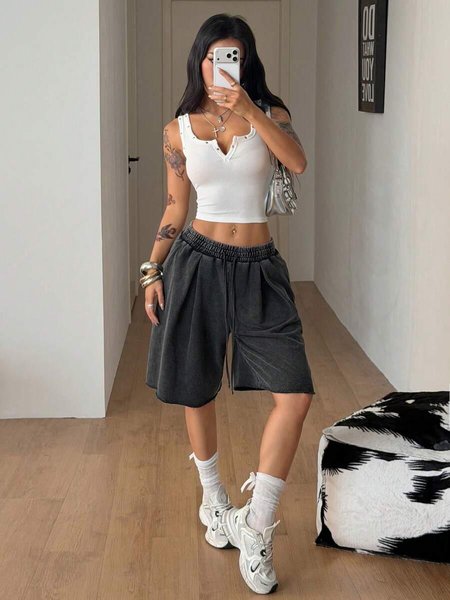 Casual women's low-rise baggy bermuda shorts with drawstring waist and pockets