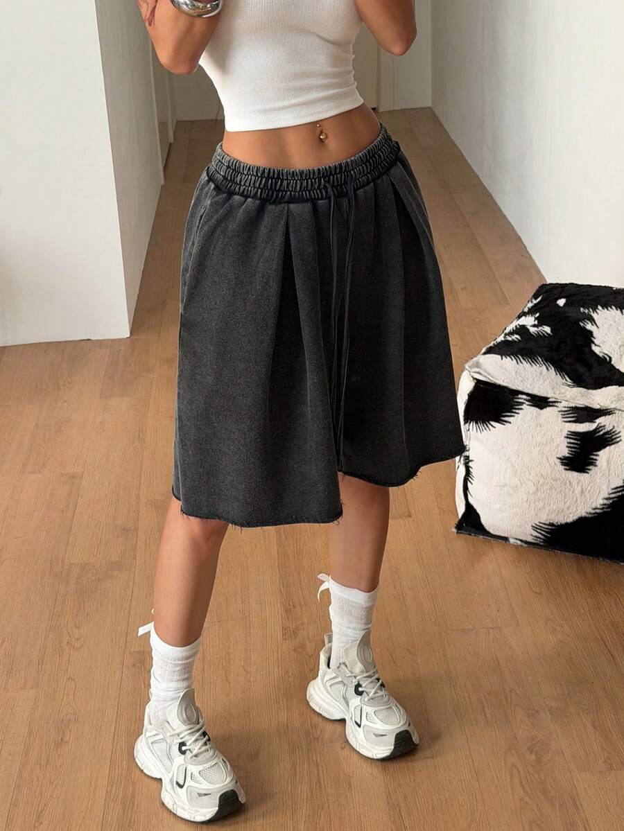 Casual women's low-rise baggy bermuda shorts with drawstring waist and pockets