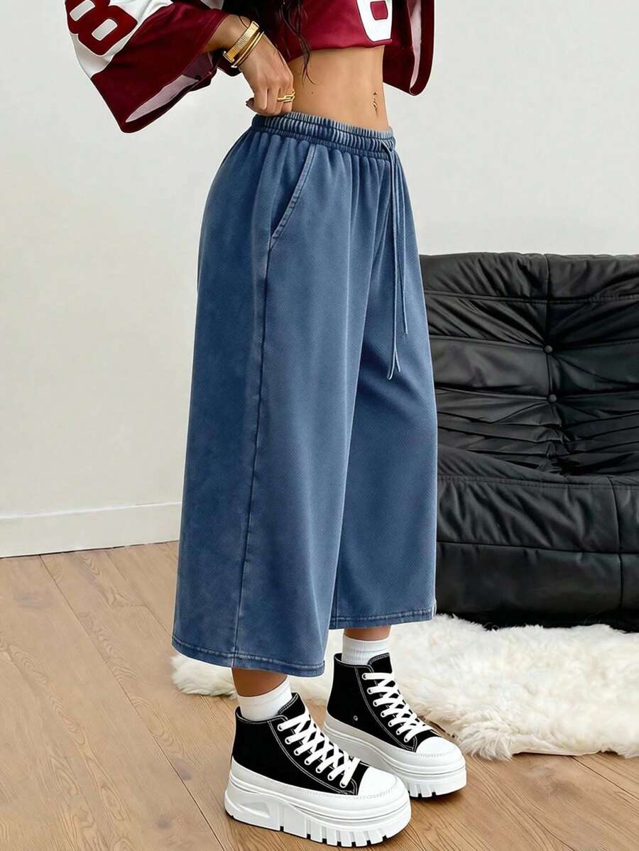 Casual loose fit Bermuda shorts with an elastic drawstring waistband and pockets in a soft cotton blend fabric.
