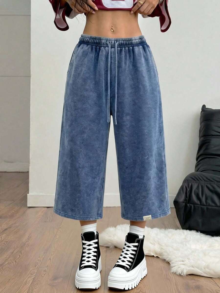 Casual loose fit Bermuda shorts with an elastic drawstring waistband and pockets in a soft cotton blend fabric.
