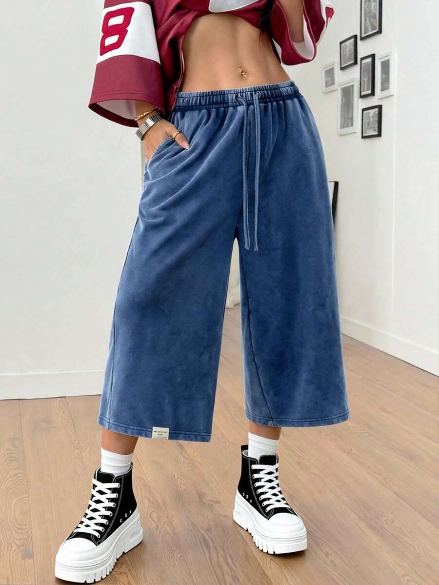 Casual loose fit Bermuda shorts with an elastic drawstring waistband and pockets in a soft cotton blend fabric.