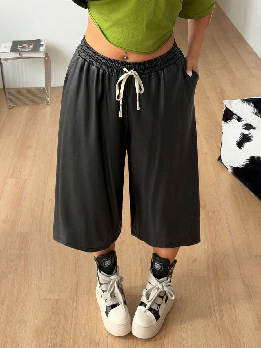 Casual loose fit Bermuda shorts with an elastic drawstring waistband and pockets in a soft cotton blend fabric.