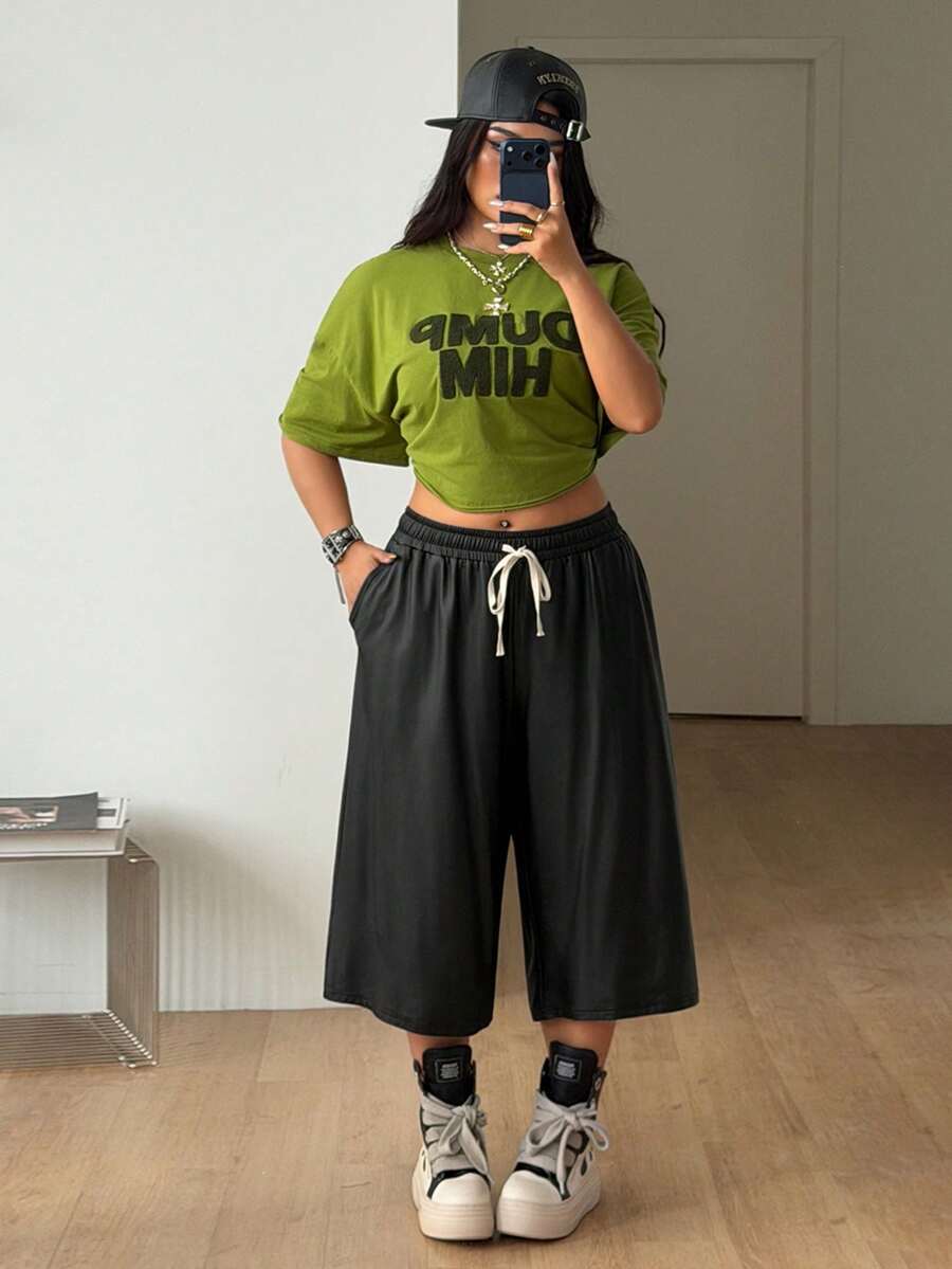 Casual loose fit Bermuda shorts with an elastic drawstring waistband and pockets in a soft cotton blend fabric.