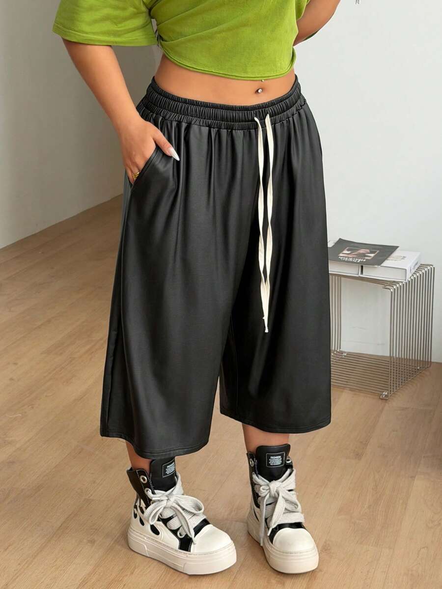 Casual loose fit Bermuda shorts with an elastic drawstring waistband and pockets in a soft cotton blend fabric.