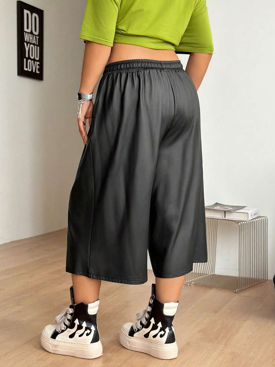 Casual loose fit Bermuda shorts with an elastic drawstring waistband and pockets in a soft cotton blend fabric.
