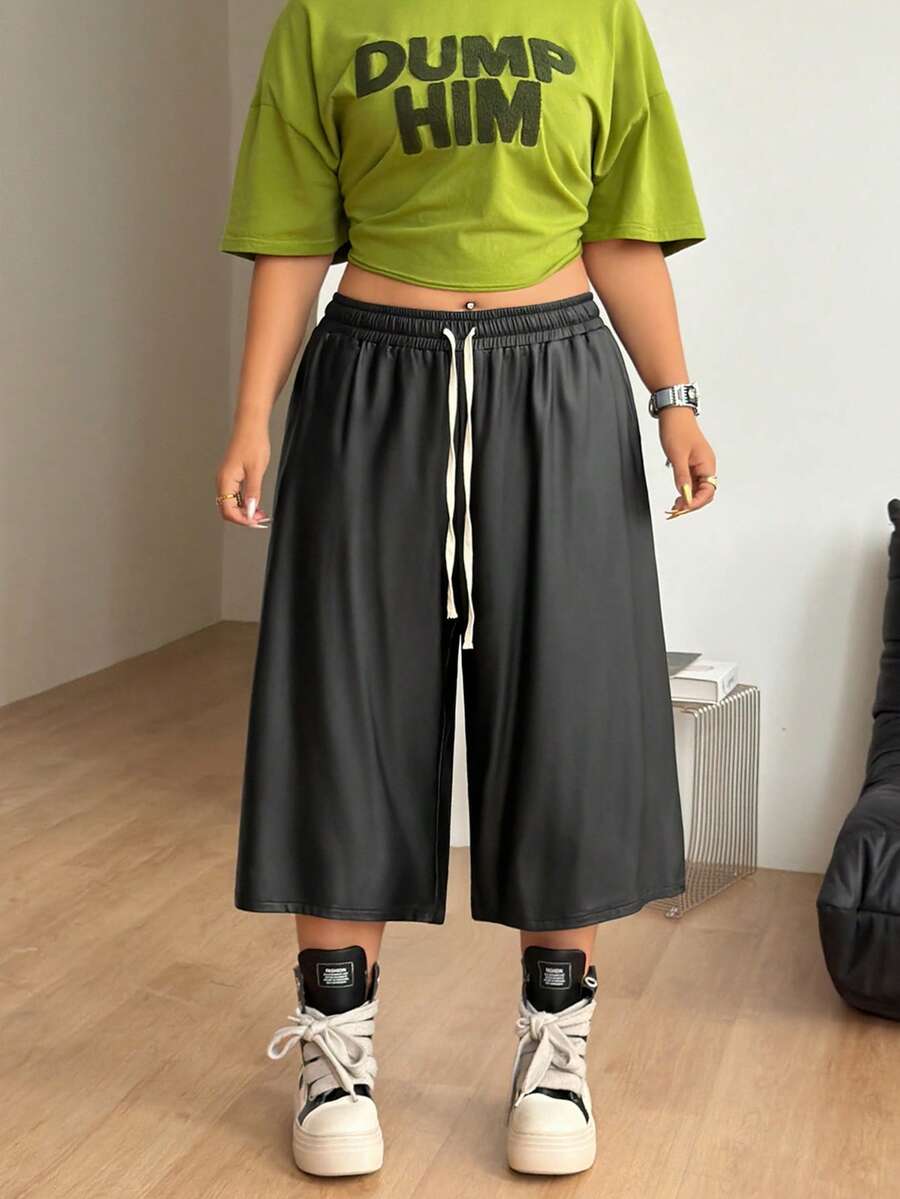 Casual loose fit Bermuda shorts with an elastic drawstring waistband and pockets in a soft cotton blend fabric.