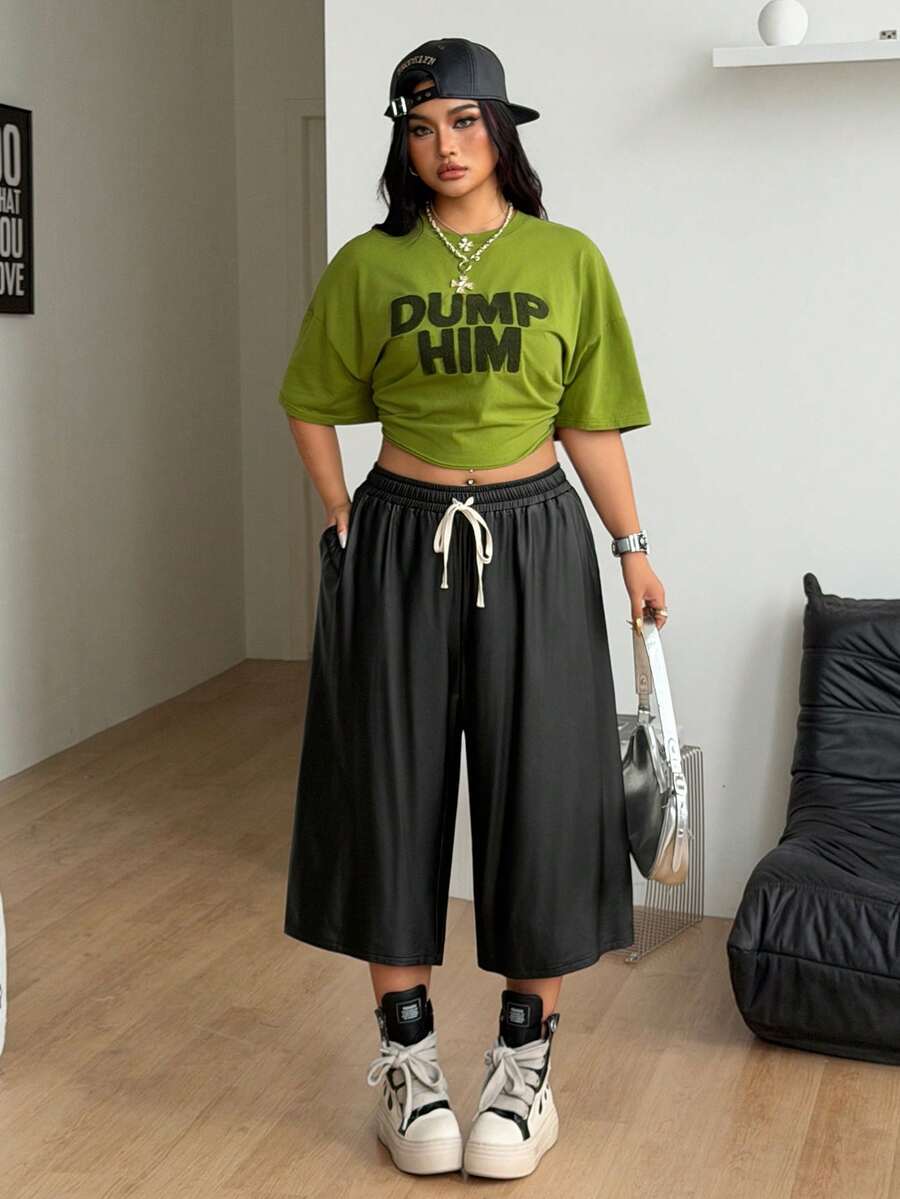 Casual loose fit Bermuda shorts with an elastic drawstring waistband and pockets in a soft cotton blend fabric.