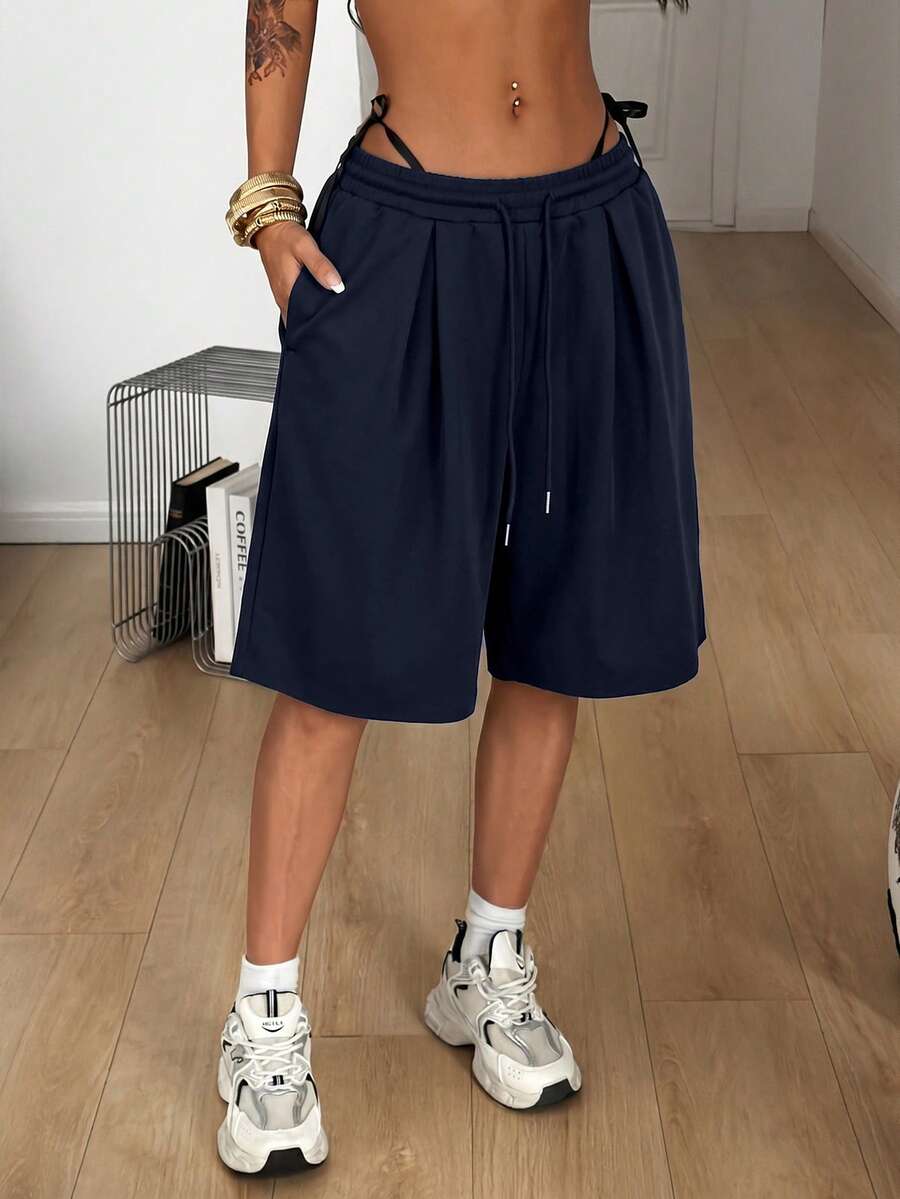 Casual women's low-rise baggy bermuda shorts with drawstring waist and pockets