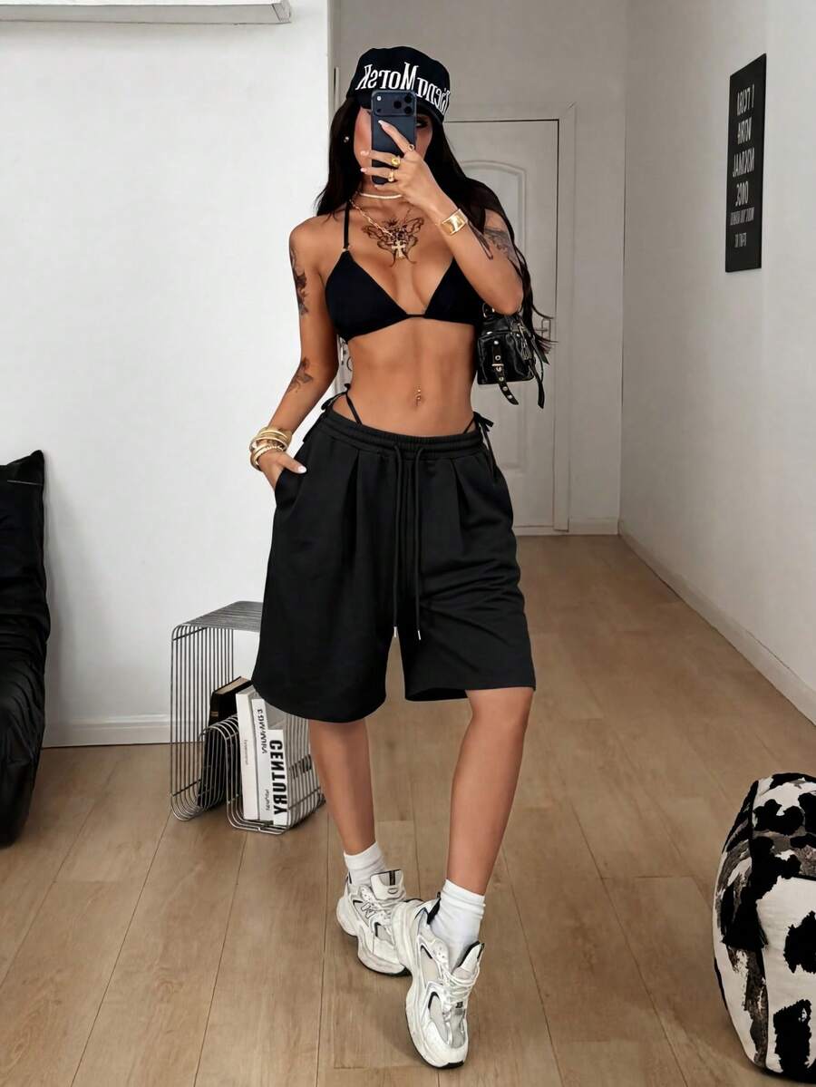 Casual women's low-rise baggy bermuda shorts with drawstring waist and pockets