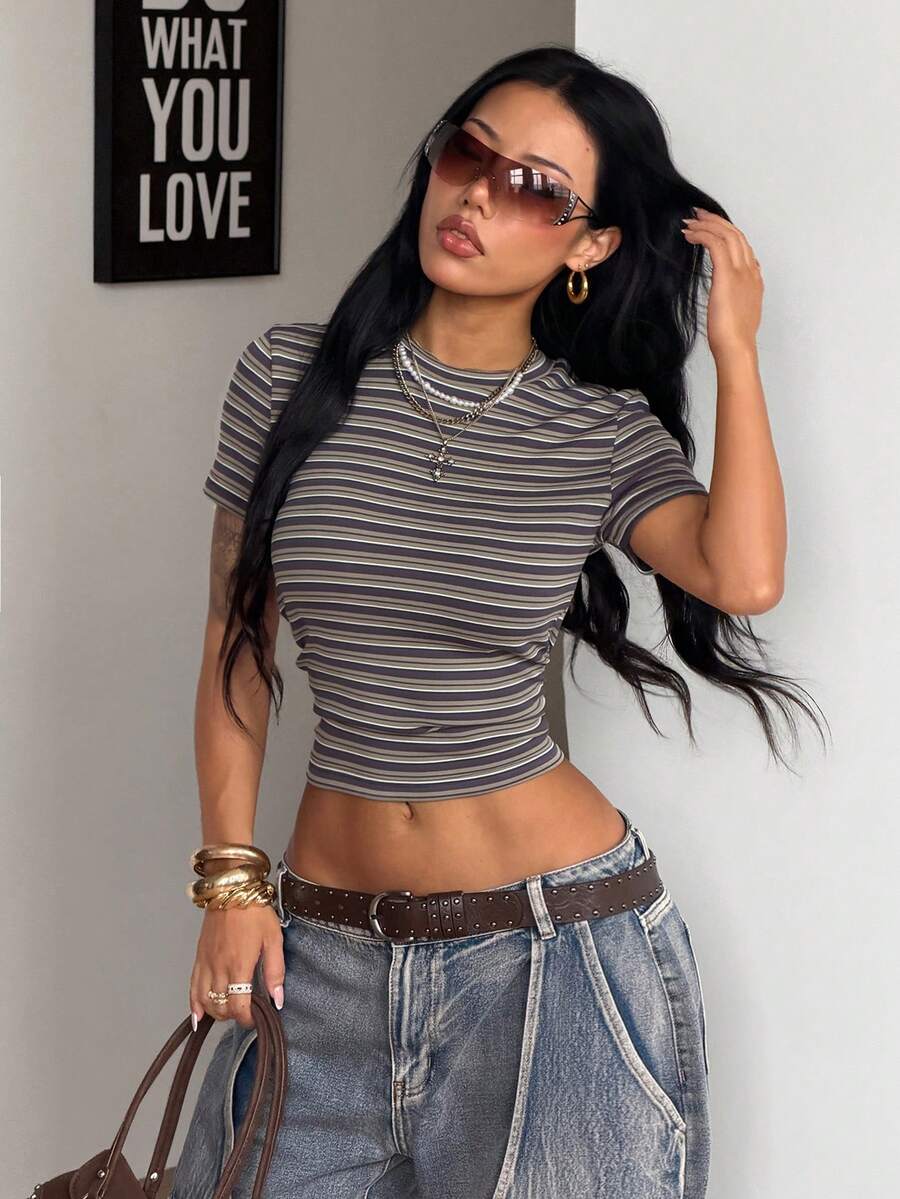 Women's ruched crop t-shirt with short sleeves and round neckline in a slim fit silhouette