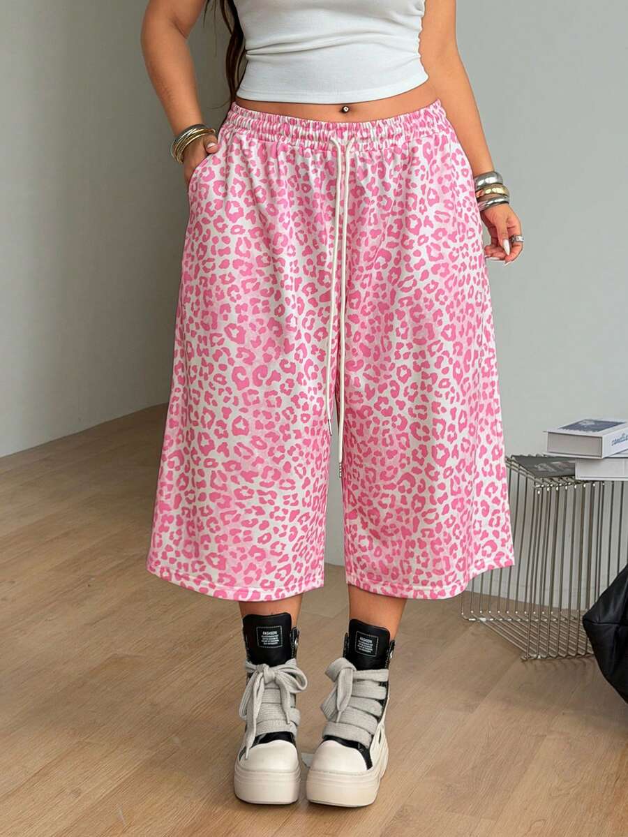 Casual loose fit Bermuda shorts with an elastic drawstring waistband and pockets in a soft cotton blend fabric.