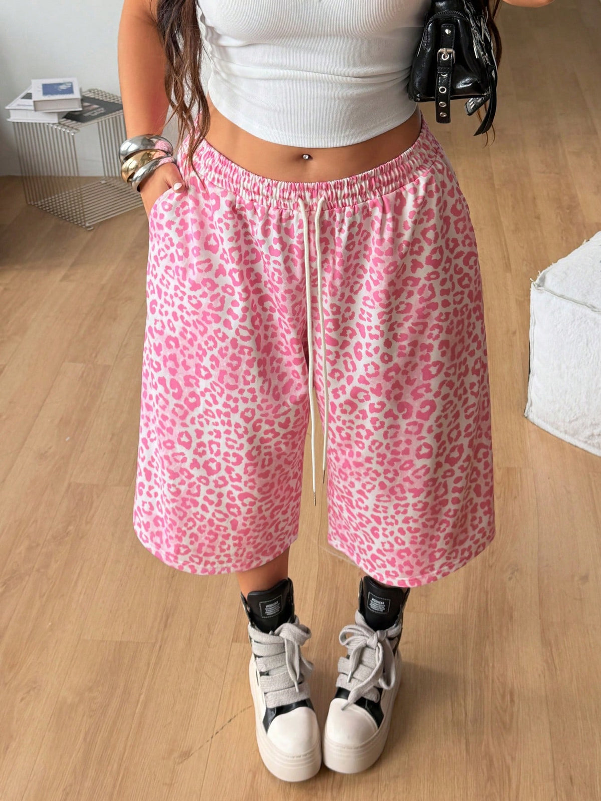 Casual loose fit Bermuda shorts with an elastic drawstring waistband and pockets in a soft cotton blend fabric.