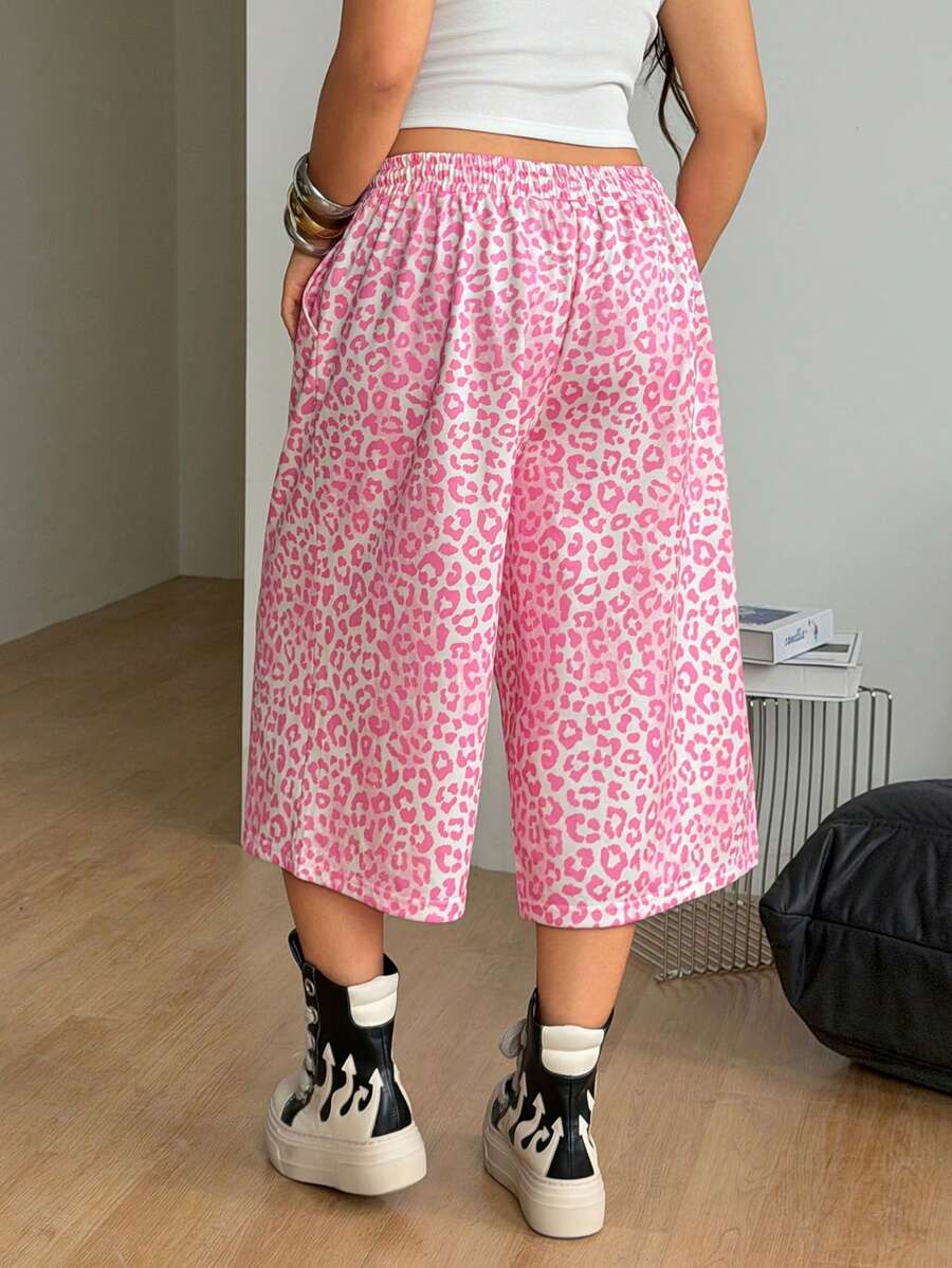 Casual loose fit Bermuda shorts with an elastic drawstring waistband and pockets in a soft cotton blend fabric.