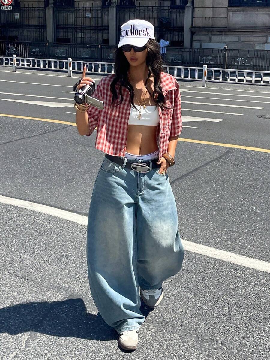Women's light wash baggy wide leg denim jeans with high waist and zipper fly