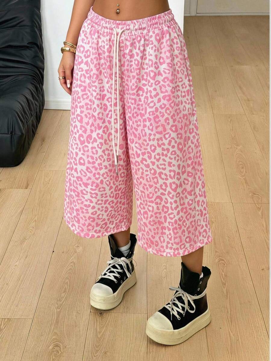 Casual loose fit Bermuda shorts with an elastic drawstring waistband and pockets in a soft cotton blend fabric.