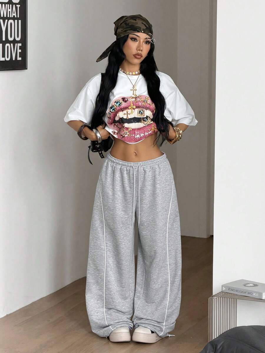 Women's wide leg trousers with a tree branch graphic pattern, loose fit, and mid-rise waist in woven fabric.