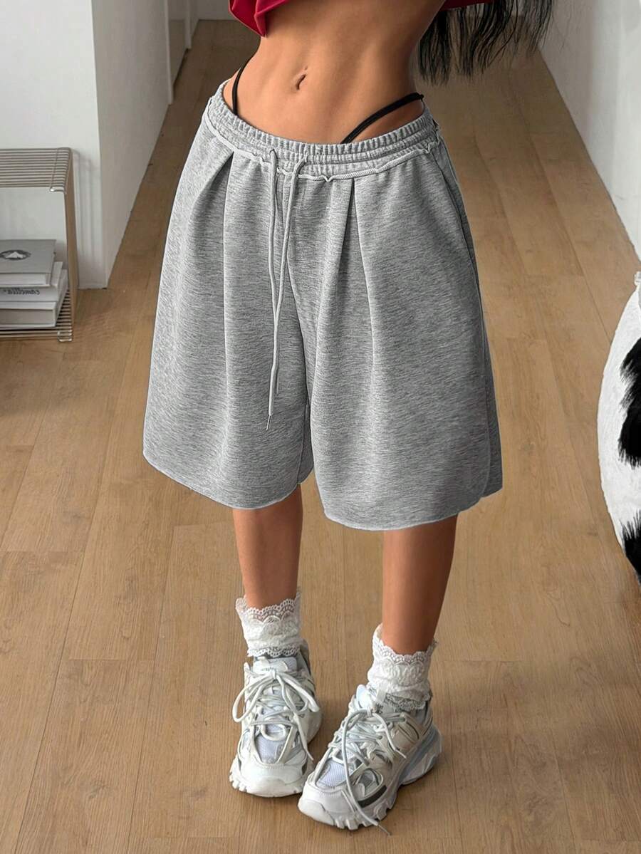 Casual women's low-rise baggy bermuda shorts with drawstring waist and pockets