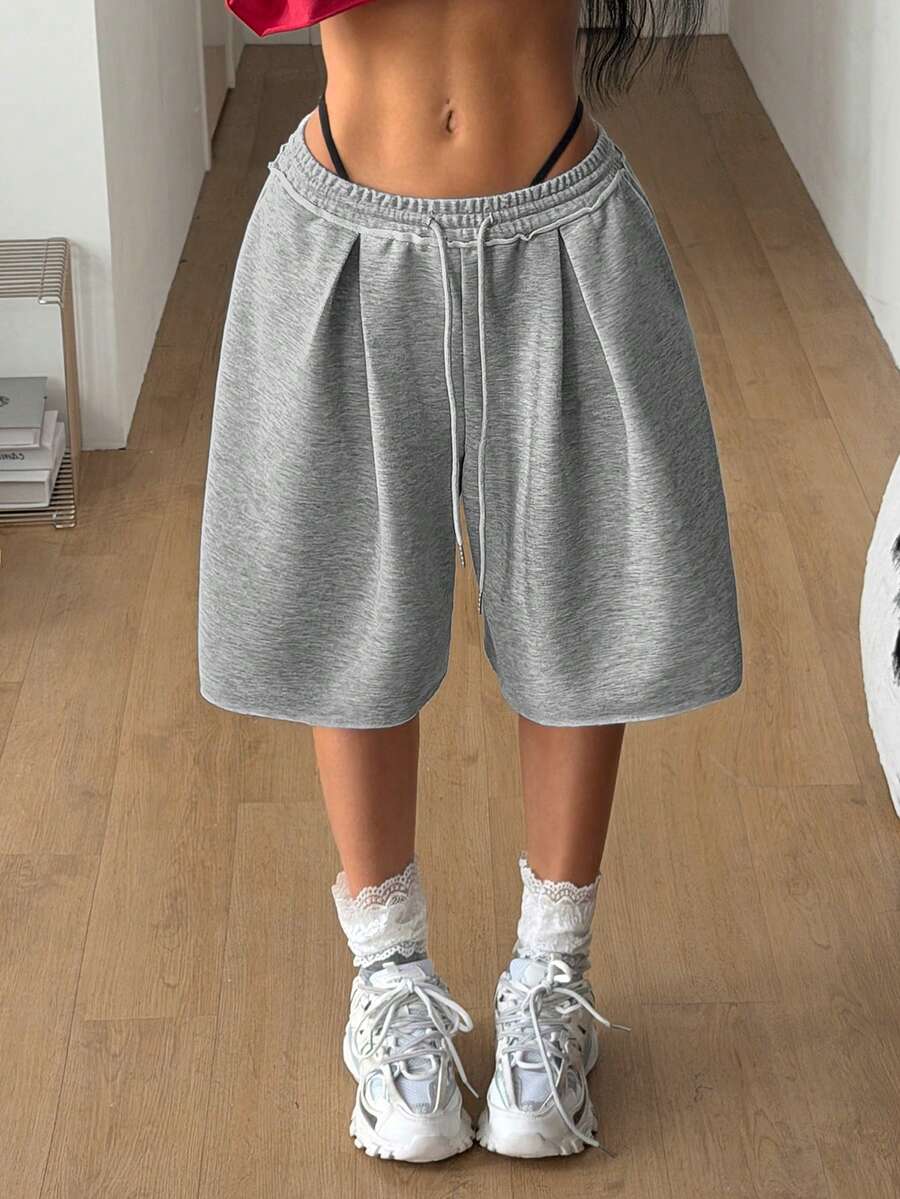 Casual women's low-rise baggy bermuda shorts with drawstring waist and pockets