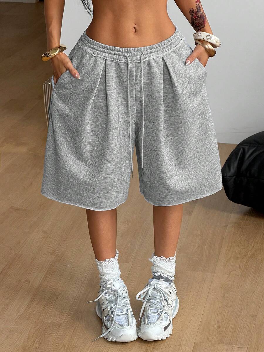 Casual women's low-rise baggy bermuda shorts with drawstring waist and pockets