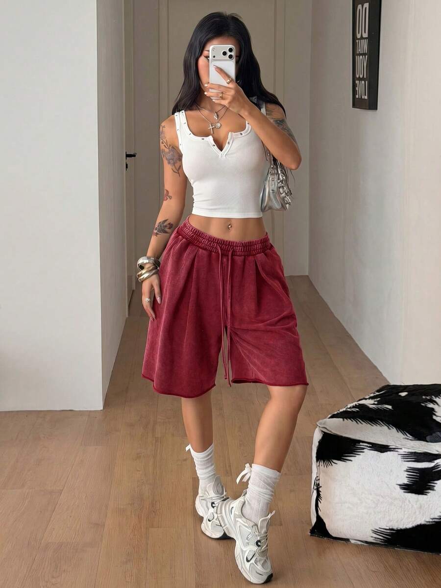 Casual women's low-rise baggy bermuda shorts with drawstring waist and pockets
