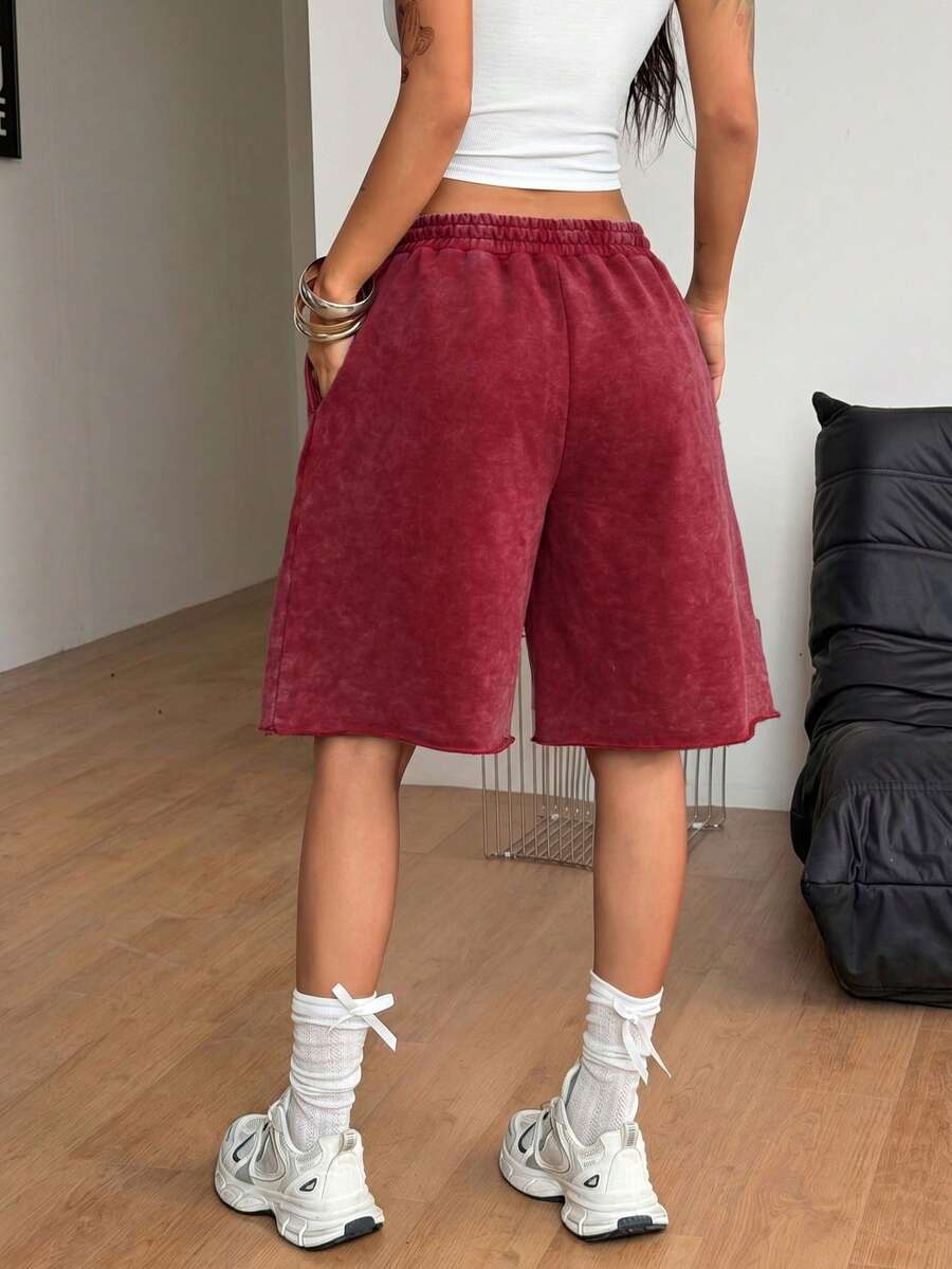 Casual women's low-rise baggy bermuda shorts with drawstring waist and pockets