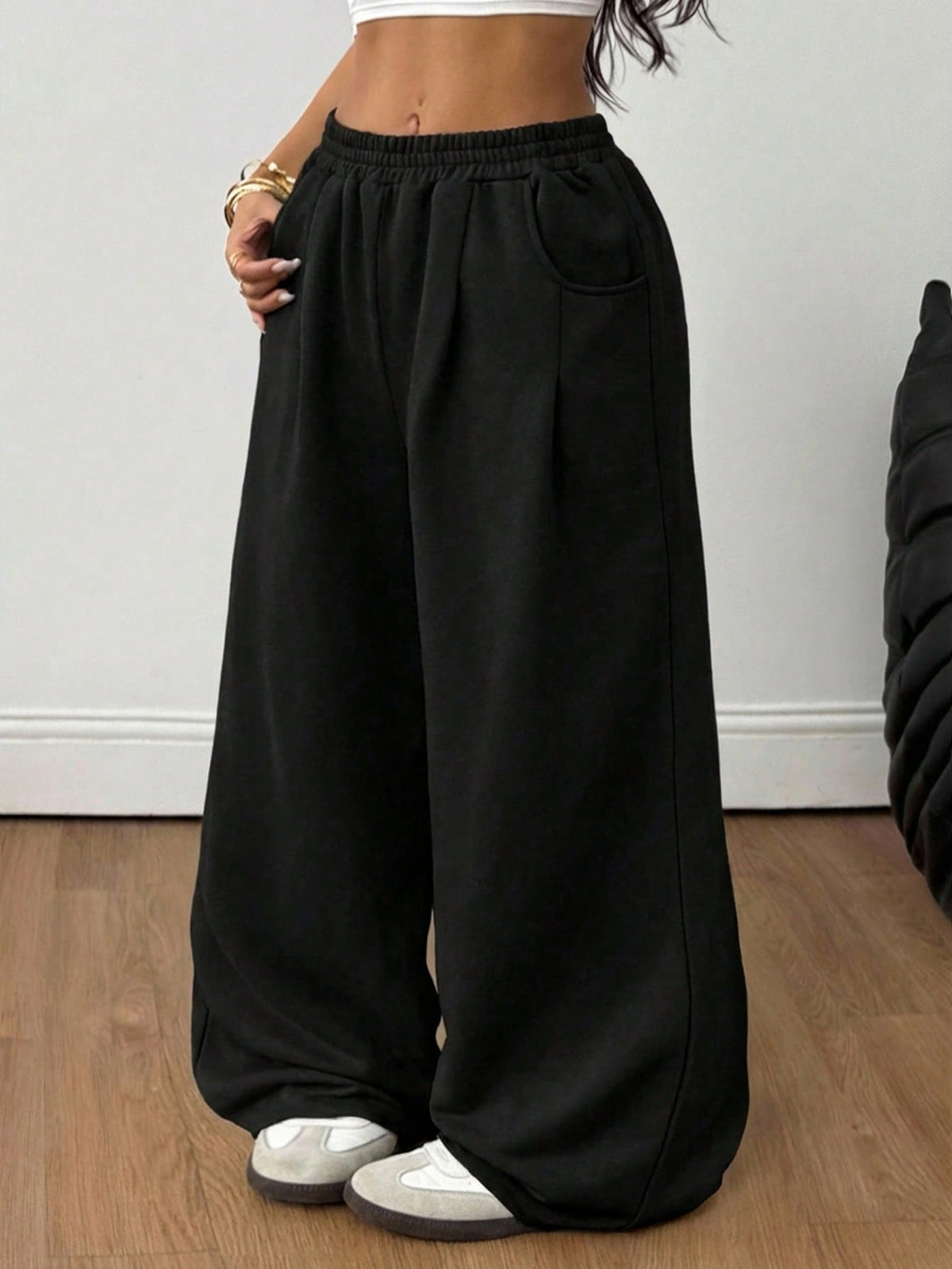 Women's loose wide leg casual sweatpants with an elastic waistband and side pockets