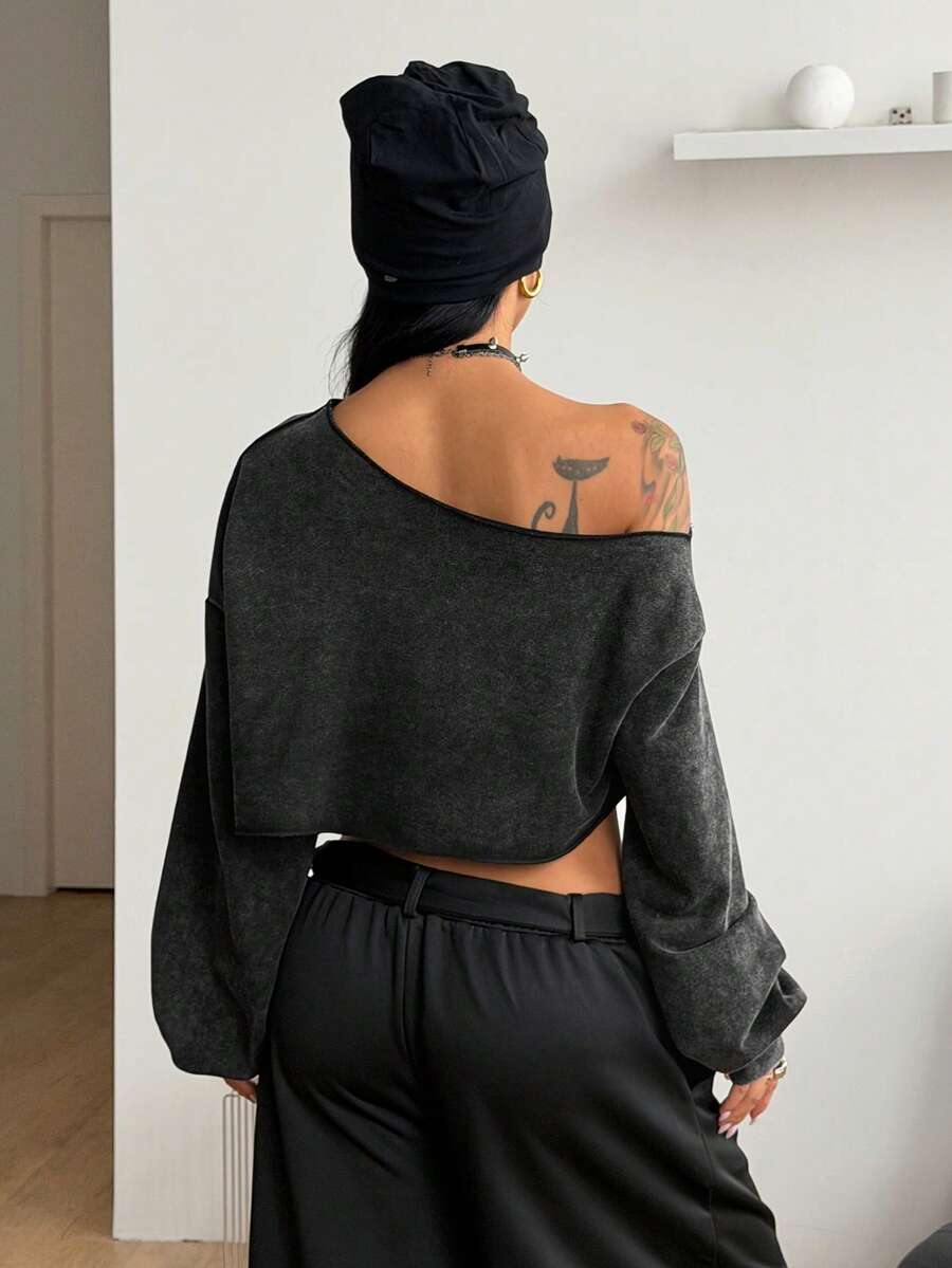 Women's plain oversized boat neck sweatshirt with long raglan sleeves in a relaxed pullover fit.