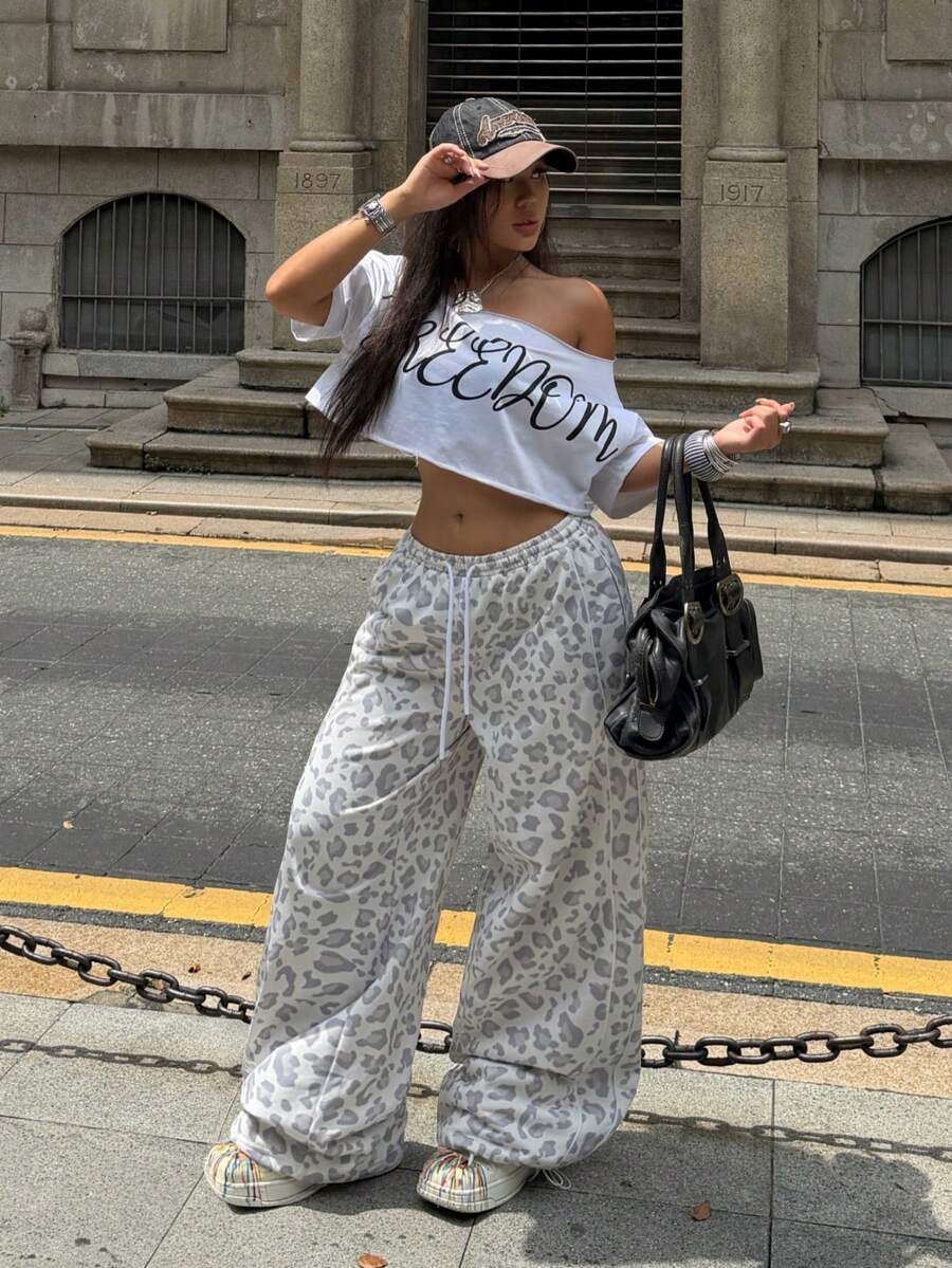 Women's wide leg trousers with a tree branch graphic pattern, loose fit, and mid-rise waist in woven fabric.