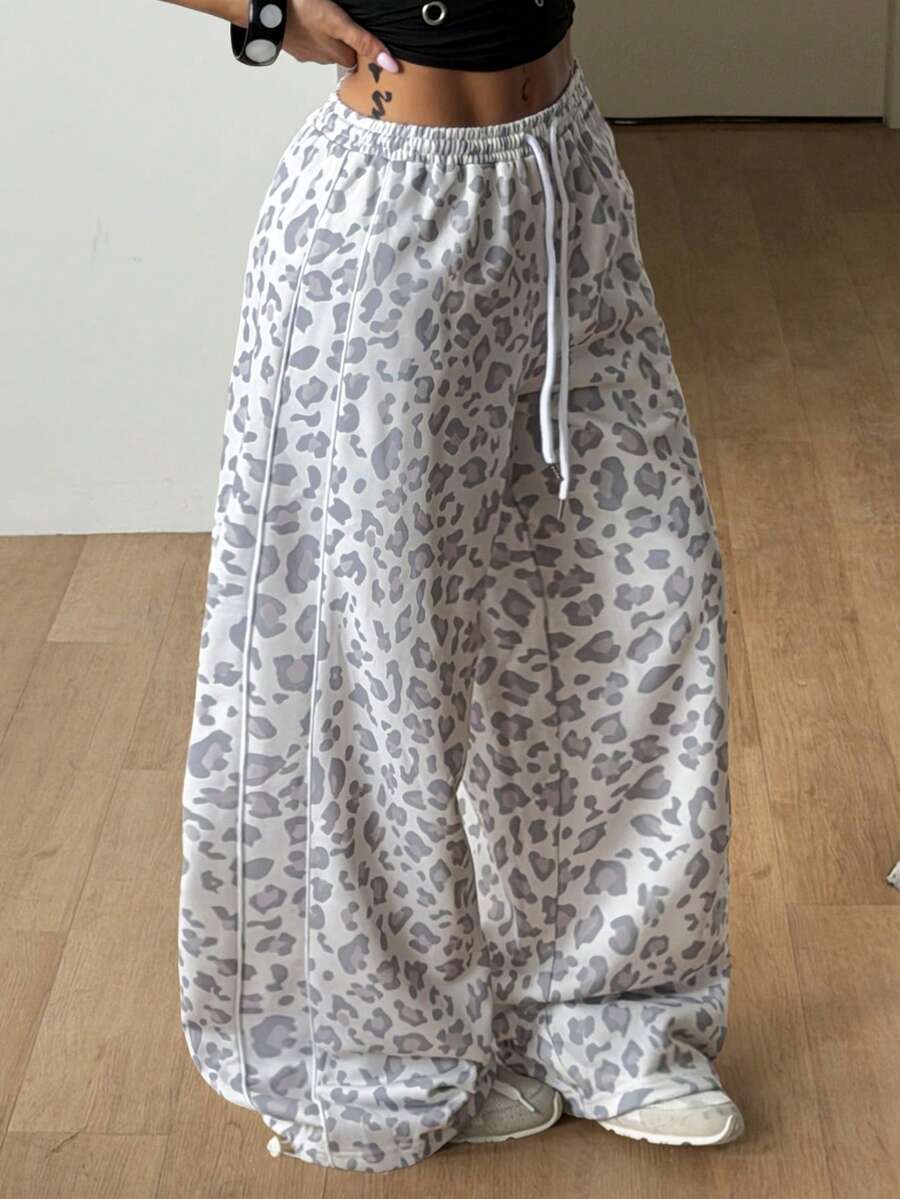 Women's wide leg trousers with a tree branch graphic pattern, loose fit, and mid-rise waist in woven fabric.