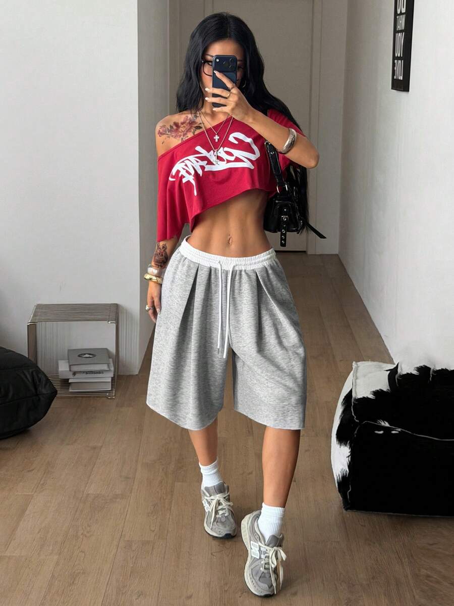 Casual women's low-rise baggy bermuda shorts with drawstring waist and pockets